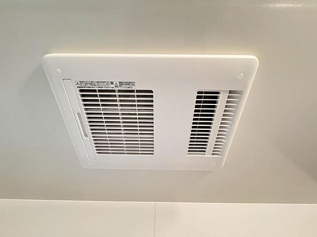 【浴室換気乾燥機】「浴室換気乾燥機」は梅雨の季節や春先の花粉の季節、最近ではPM2.5や黄砂の飛来対策としても外干しせずに室内で乾燥できるため、とても便利です。