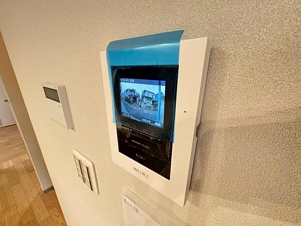 【モニター付きインターホン】「モニター付インターホン」はドアを開ける前に訪問者の顔を確認できます。不審者や無用なセールスだった場合に玄関を開ける必要がなく、防犯性を向上してくれます。