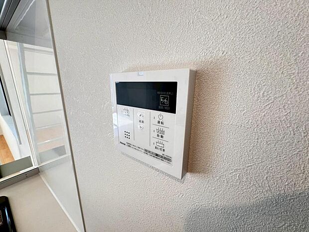 【オートバス】離れた場所からでも浴槽の操作が可能な追い焚き機能付きです。セミオート式になりますので操作も楽々。