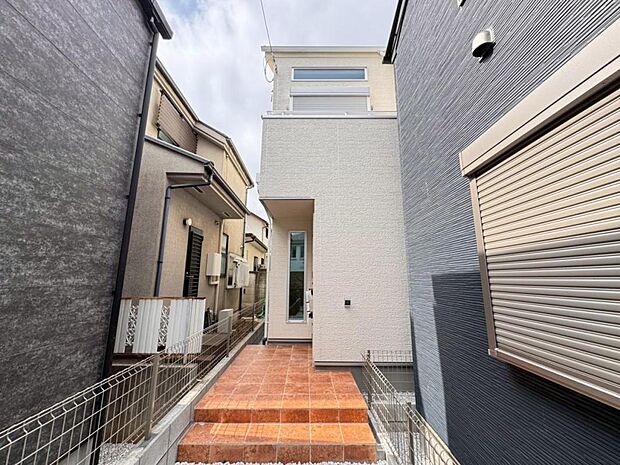 【外観】木造2階建て設計、3LDK+カースペース。暮らしを豊かにサポートする仕様設備や広々としたキッチンなど魅力が詰まったお住まいです。