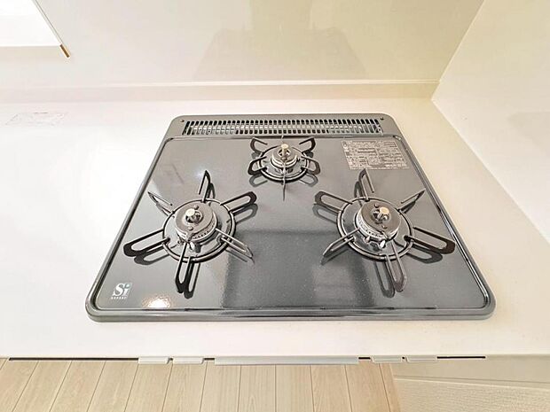 【3口ガスコンロ】3口ガスコンロを採用、同時に複数の調理を進められるため、調理時間が短縮できます。