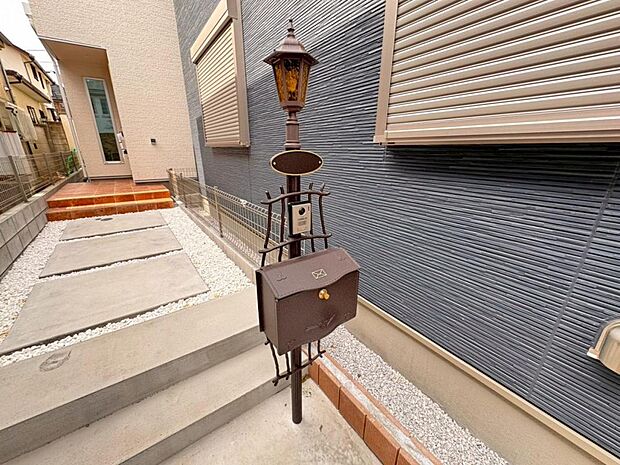 【ポスト】表札が付けられるインターホン付きの機能的な門柱ポストです。置くだけでヨーロッパのお家のように、おしゃれな雰囲気を演出しています。