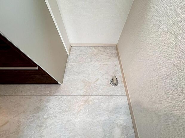 【ランドリースペース】縦型・ドラム式にも対応したランドリースペース。窓を設置し換気もスムーズに行えます。バルコニーと同フロアなのでお洗濯後そのまま洗濯物を干すことが出来る家事同線です。