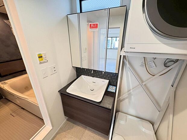 【洗面化粧台】見た目の美しさだけではなく、機能性も追求した使い勝手の良い鏡裏収納付3面鏡型の独立洗面化粧台。広めで使いやすく、収納豊富なキャビネットでいつもすっきり清潔に保てます♪