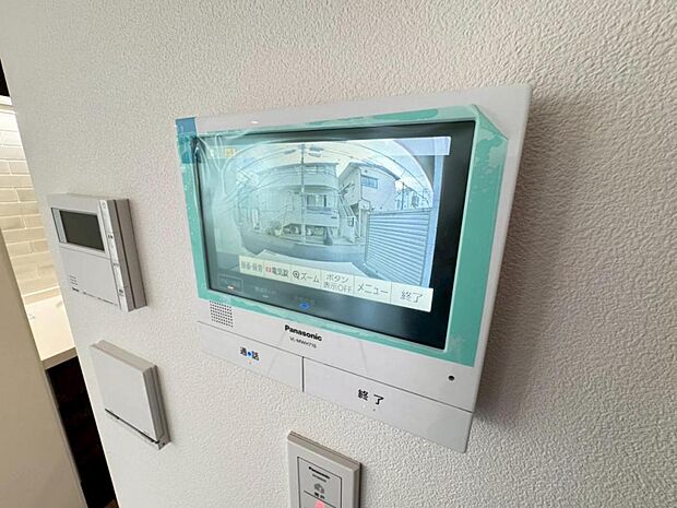 【モニター付きインターホン】ドアを開ける前に訪問者の顔を確認できます。不審者や無用なセールスだった場合に玄関を開ける必要がなく、防犯性を向上してくれます。