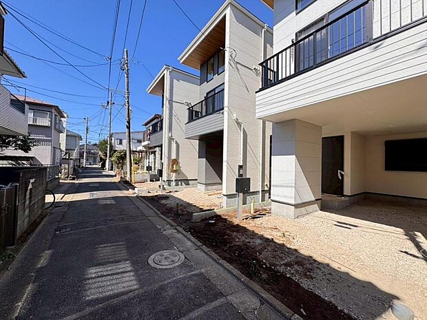 【前面道路】南側道路に面した立地で陽当りにも恵まれております。歩道もしっかり整備されておりますので、小さなお子様がいらっしゃるファミリー層にも安心です。