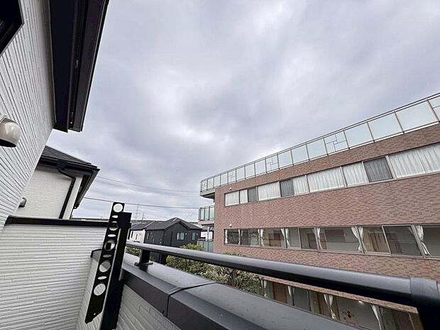 【眺望】圧迫感がなく、見晴らしや陽当りも良好です。閑静で落ち着いた街並みは心に安らぎとゆとりを叶えてくれます。