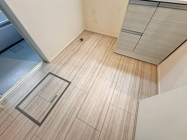 【脱衣場】シンプルなデザインが印象的な脱衣場です。洗濯機、洗面台と日常的に使用するので使い勝手の良い空間に仕上げました。