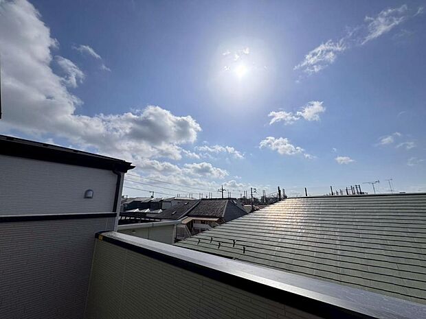 【眺望】陽当たり・通風・開放感・眺望に恵まれた環境です。周辺は高い建物がなく青い空が遠くまで広がります。