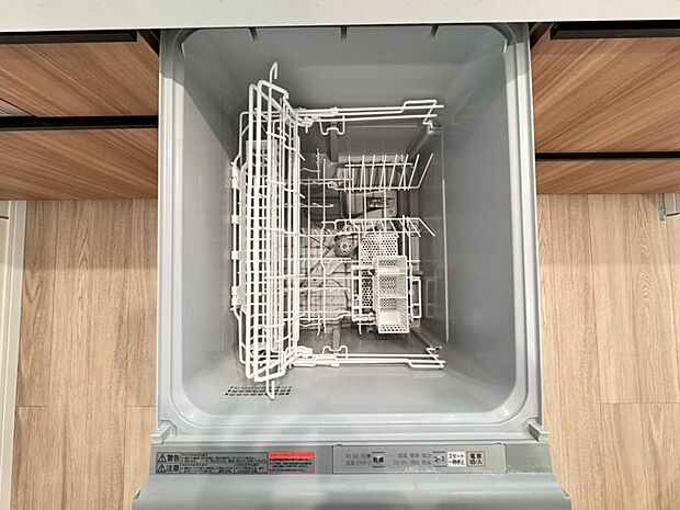 【食洗機】立ったままラクな姿勢で食器の出し入れができる食洗器を標準装備。キッチンにすっきり収まり使いやすいスライド型ビルトインタイプです。