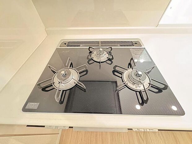 【3口ガスコンロ】3口ガスコンロで同時に複数の調理を進められるため、調理時間が短縮できます。