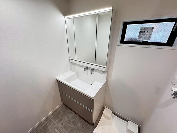 【洗面化粧台】実用性と機能美を兼ね備えた先進の洗面化粧台になります。耐水性や撥水性にも優れた仕様、3面鏡と一体となったキャビネットは収納力もUPします。