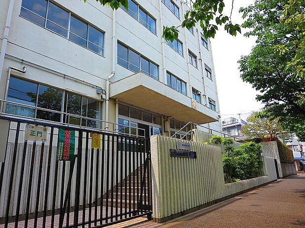 世田谷区立駒沢中学校（約886m）