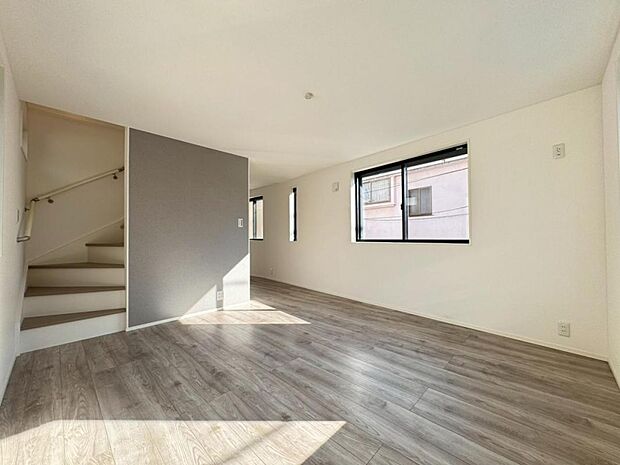 【ダイニング】リビングは１４．７帖ございます。外からの視線が気になりにくい２階リビング。プライベートを守りながら、ご家族との楽しい時間をお過ごし頂けます。【施工例写真】