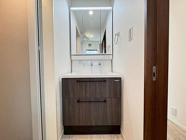 【洗面化粧台】実用性と機能美を兼ね備えた先進の洗面化粧台になります。耐水性や撥水性にも優れた仕様、3面鏡と一体となったキャビネットは収納力もUPします。【施工例写真】