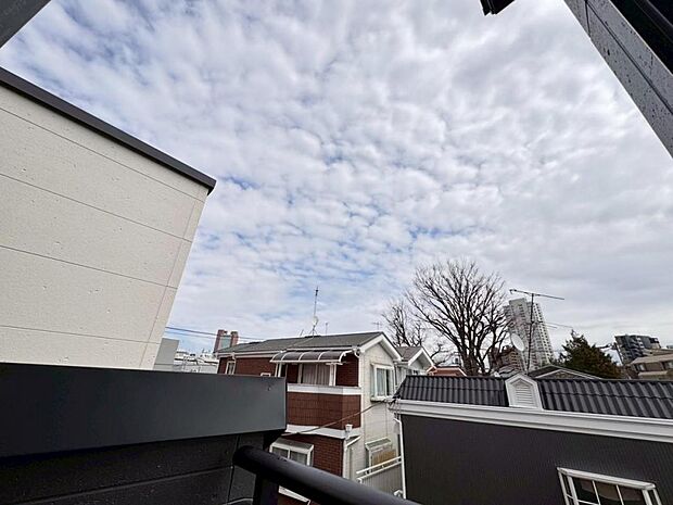 【眺望】陽当たり・通風・開放感・眺望に恵まれた環境です。周辺は高い建物がなく青い空が遠くまで広がります。