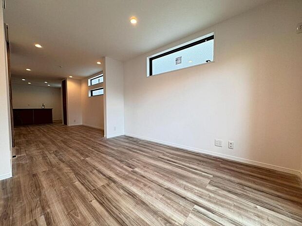 【リビング】リビング上部を勾配天井にする事で抜群の開放感を演出しております。暮らしの中心となる場所だからこそ快適性に拘りました。一日中、明るく輝きに満ちた空間を演出しております。【施工例写真】