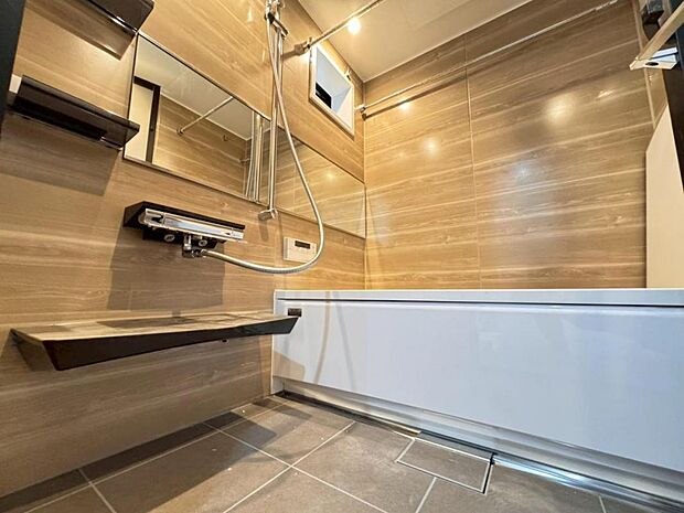 【バスルーム】ゆっくりお寛ぎ頂ける様、ゆとりの1616サイズの浴室になります。半身浴も楽しめる浴槽は極上の入浴を叶えてくれます。窓から差し込む陽光が浴室全体を明るく照らしてくれます。【施工例写真】