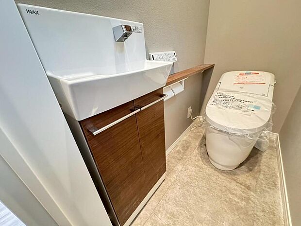【トイレ】白を基調とし清潔感をデザインしたトイレ空間です。使い心地もしっかり追求した先進のトイレを搭載しております。【施工例写真】