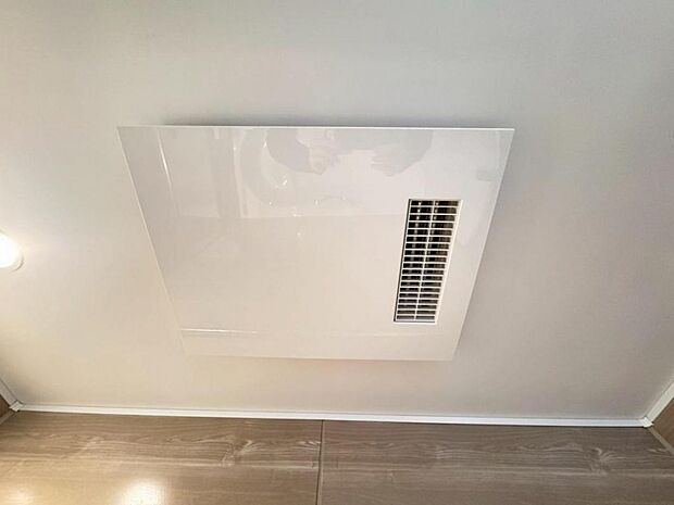 【浴室換気乾燥機】「浴室換気乾燥機」は梅雨の季節や春先の花粉の季節、最近ではPM2.5や黄砂の飛来対策としても外干しせずに室内で乾燥できるため、とても便利です。【施工例写真】