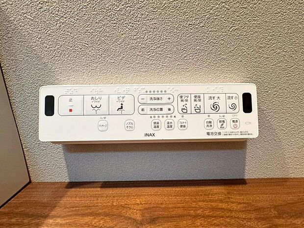 【ウォシュレット機能付きトイレ】ウォシュレット機能付きトイレは2箇所に設置され生活動線が便利な間取りです。【施工例写真】