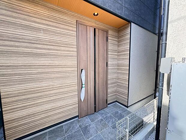【玄関】お住まいの第一の顔「エントランス玄関」は明るく暖かみのあるデザイン。気持ちの良い1日をここからスタートしましょう。