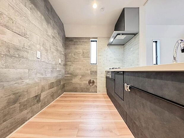 【キッチン】機能充実のシステムキッチンです。浄水器一体型水栓に3口グリルコンロ、食洗器と充実しておりママの家事をサポート致します。