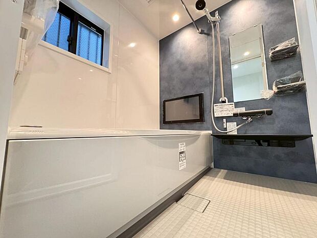 【バスルーム】一日の疲れを癒すバスルームは広々一坪タイプ。足を伸ばしてゆったりと浴槽に浸かっていただけます。雨の日や花粉の時期のお洗濯に最適な浴室換気乾燥機能もございます。
