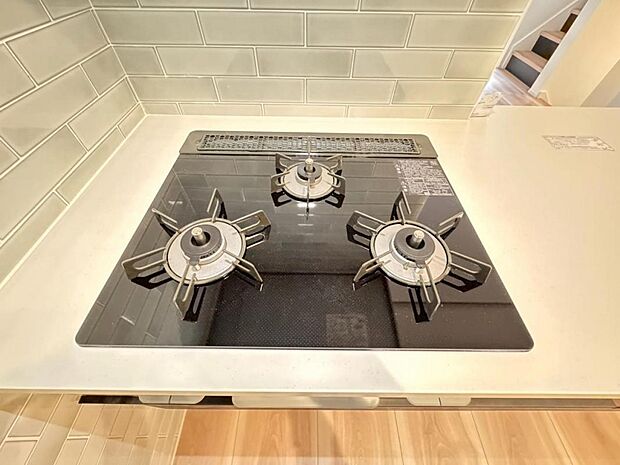 【3口ガスコンロ】3口ガスコンロを採用、同時に複数の調理を進められるため、調理時間が短縮できます。