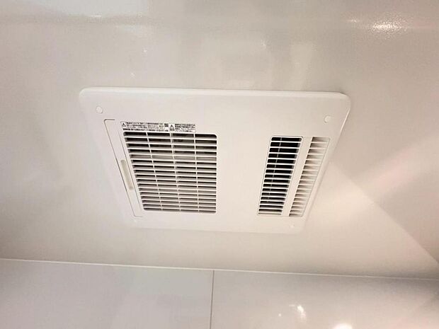 【浴室換気乾燥機】「浴室換気乾燥機」は梅雨の季節や春先の花粉の季節、最近ではPM2.5や黄砂の飛来対策としても外干しせずに室内で乾燥できるため、とても便利です。