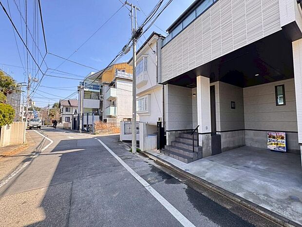 【前面道路】お車の出し入れも便利な前面道路です。歩道もしっかり整備されておりますので、小さなお子様がいらっしゃるファミリー層にも安心です。