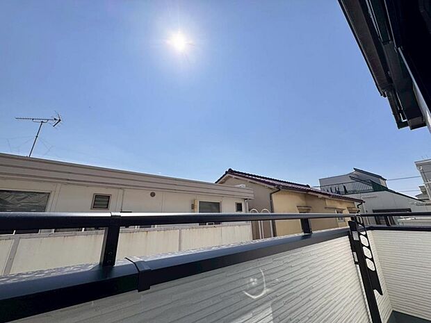 【眺望】圧迫感がなく、見晴らしや陽当りも良好です。閑静で落ち着いた街並みは心に安らぎとゆとりを叶えてくれます。