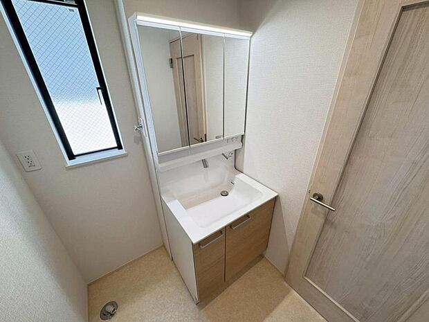 【洗面化粧台】実用性と機能美を兼ね備えた先進の洗面化粧台になります。耐水性や撥水性にも優れた仕様、3面鏡と一体となったキャビネットは収納力もUPします。