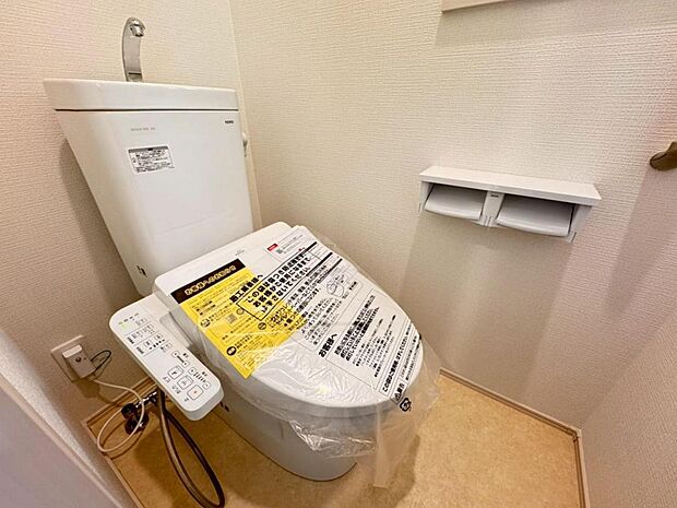 【トイレ】白を基調とし清潔感をデザインしたトイレ空間です。使い心地もしっかり追求した先進のトイレを搭載しております。