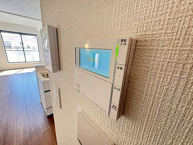 【オートバス】離れた場所からでも浴槽の操作が可能な追い焚き機能付きです。セミオート式になりますので操作も楽々。