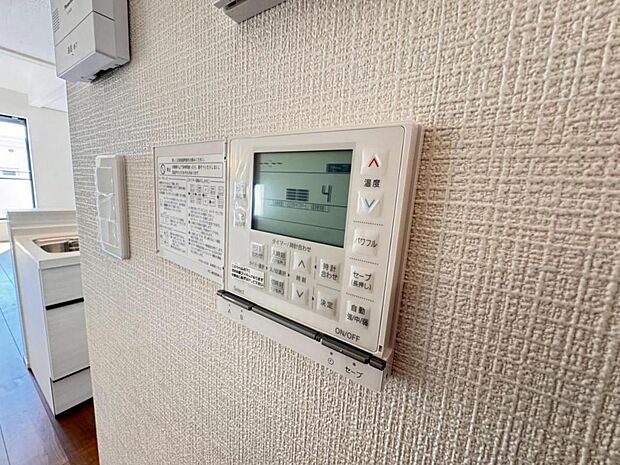 【床暖房】足元からじんわり暖まり、空気や肌が乾燥しにくく、また塵や埃も舞い上がりません。コードがなく室内はスッキリするので小さなお子様やペットがいるご家庭にも最適です。