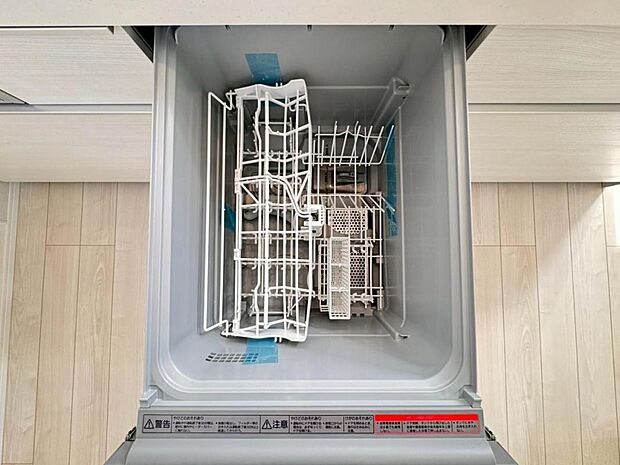 【食洗機】しつこい油汚れもサッと溶かして洗います。除菌も出来るので小さなお子様の食器洗いにも安心です。また、手洗いに比べて使用水量はごくわずか。時間と水道の節約になります。