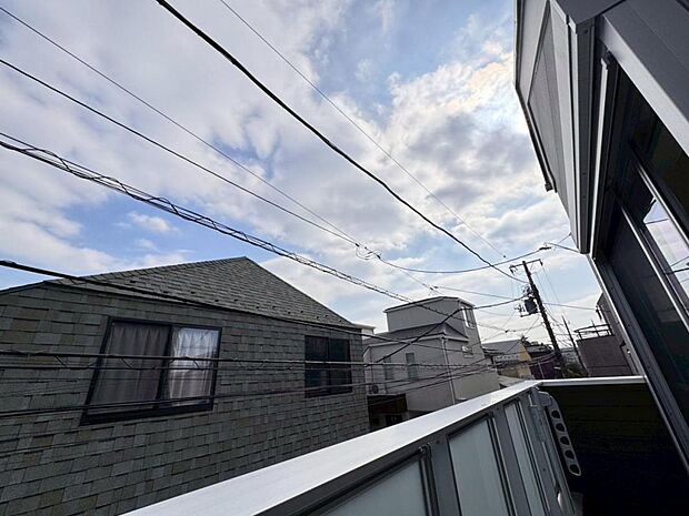 【眺望】建物の用途や高さなどが厳しく制限された第一種低層住居専用地域にございます。見晴らしや陽当りも良好です。