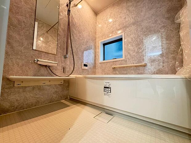 【バスルーム】一日の疲れを癒すバスルームです。いつでも温かいお湯に浸かっていただけるよう、追炊き機能がございます。また、雨の日や花粉の時期のお洗濯に最適な浴室換気乾燥機能もございます♪