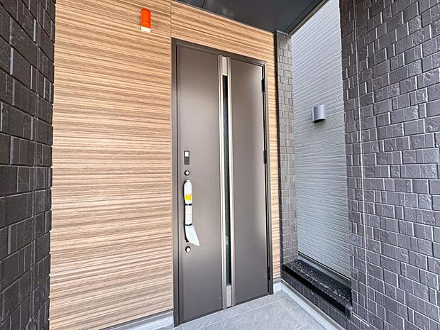 【玄関】お家の第一の顔とも言える「玄関」。清潔感のあるシンプルな空間で大切なお客様をお迎えします。