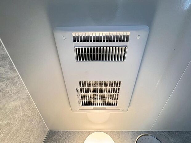 【浴室換気乾燥機】「浴室換気乾燥機」は梅雨の季節や春先の花粉の季節、最近ではPM2.5や黄砂の飛来対策としても外干しせずに室内で乾燥できるため、とても便利です。