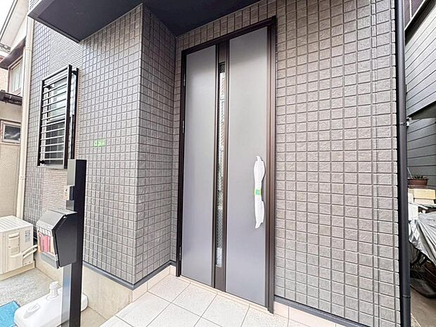 【玄関】お家の第一の顔とも言える「玄関」。清潔感のあるシンプルな空間で大切なお客様をお迎えします。