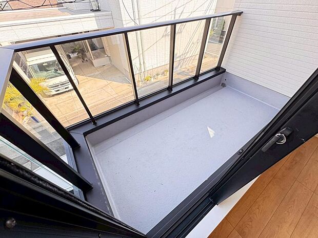 【バルコニー】陽当りの良いバルコニーはお洗濯物が効率よく乾きます。季節の光と風を感じられるとっておきの空間です。