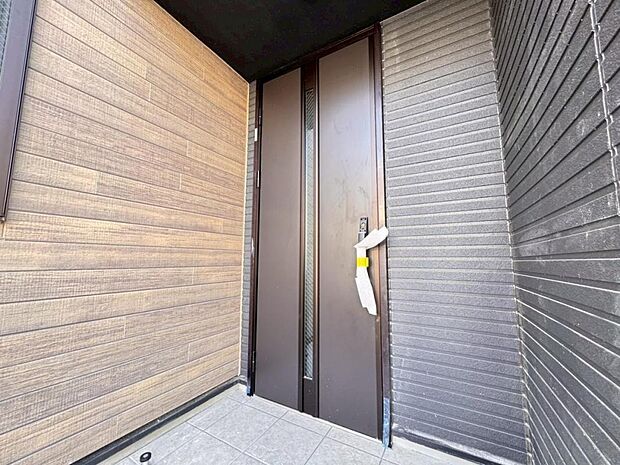 【玄関】お家の第一の顔とも言える「玄関」。清潔感のあるシンプルな空間で大切なお客様をお迎えします。