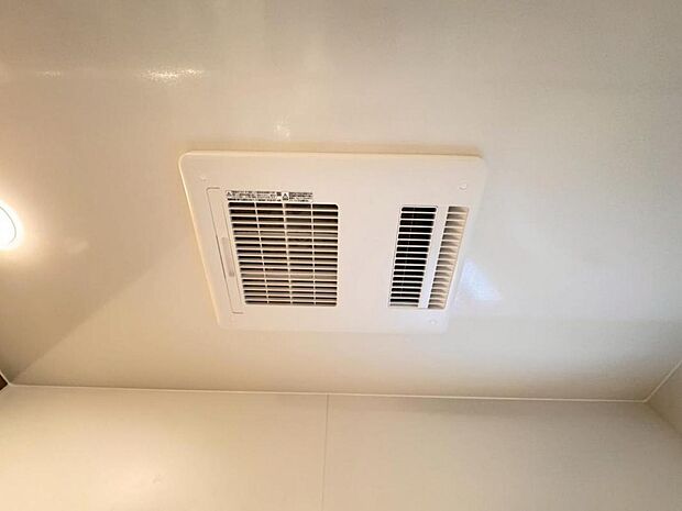 【浴室換気乾燥機】「浴室換気乾燥機」は梅雨の季節や春先の花粉の季節、最近ではPM2.5や黄砂の飛来対策としても外干しせずに室内で乾燥できるため、とても便利です。