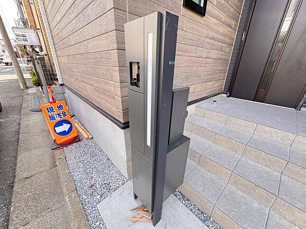 【宅配ボックス】不在時でも荷物が受け取れ、再配達依頼の手間が省ける宅配ボックスは、忙しい現代人のニーズに合った便利な設備です。