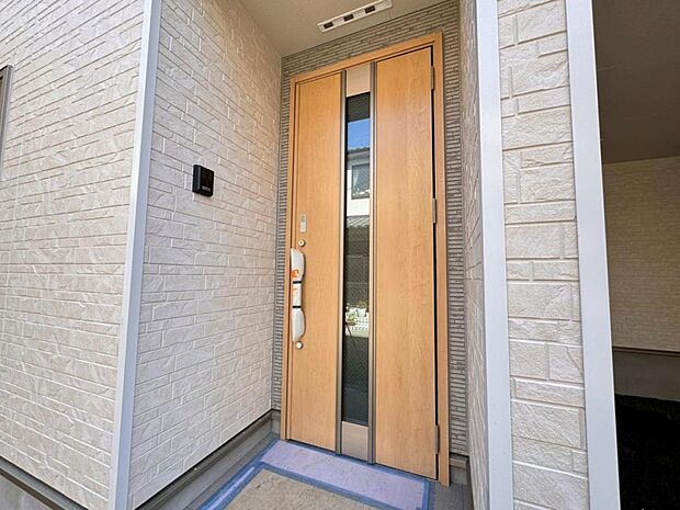 【玄関】お住まいの第一の顔「エントランス玄関」は明るく暖かみのあるデザイン。気持ちの良い1日をここからスタートしましょう。