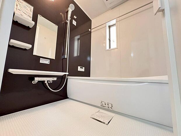 【バスルーム】一日の疲れを癒すバスルームは広々一坪タイプ。足を伸ばしてゆったりと浴槽に浸かっていただけます。雨の日や花粉の時期のお洗濯に最適な浴室換気乾燥機能もございます。