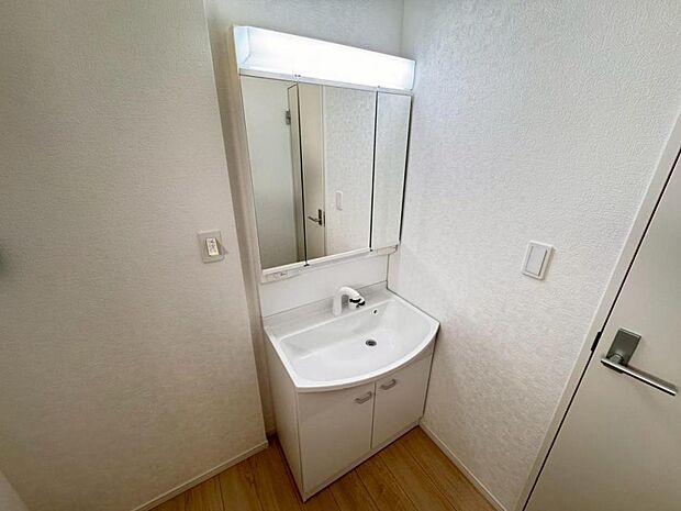 【洗面化粧台】実用性と機能美を兼ね備えた先進の洗面化粧台になります。耐水性や撥水性にも優れた仕様、3面鏡と一体となったキャビネットは収納力もUPします。