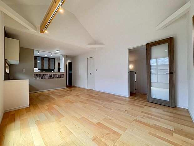 【ダイニング】家族のコミュニケーションを育むLDK。リビングイン階段を採用し、ご家族が自然と顔を合わせる設計になっています。